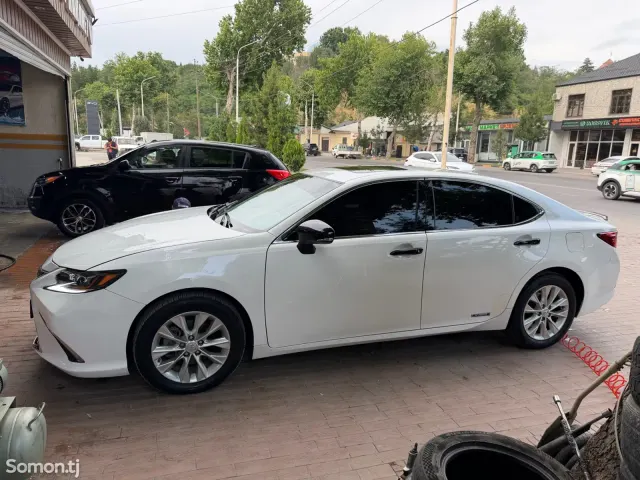 Lexus ES series 2014 · 2.5 AT