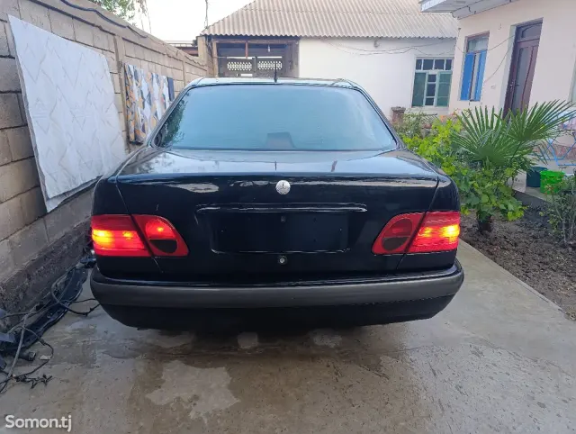 Mercedes-Benz E class 1995 · 2.0 MT