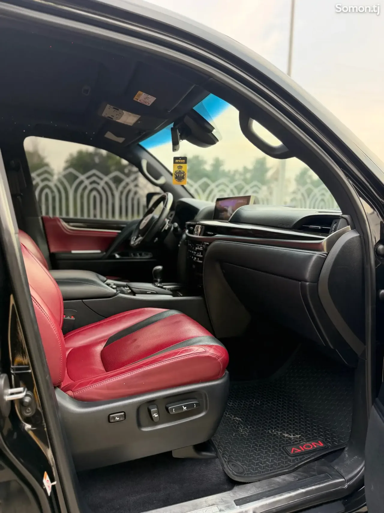 Lexus LX series 2017 · 5.7 AT