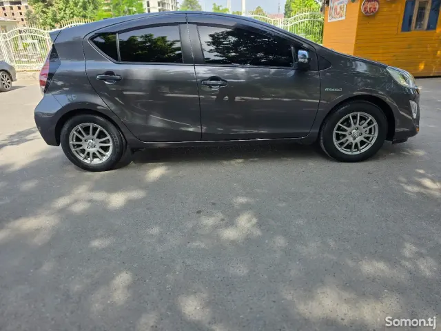 Toyota Aqua 2015 · 1.5 AT