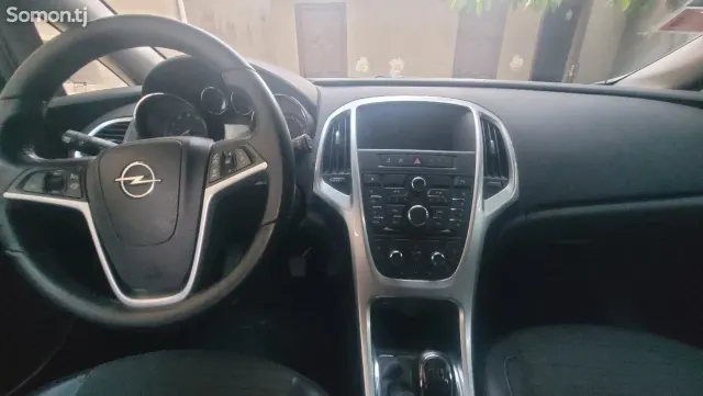 Opel Astra J 2014 · 1.4 MT