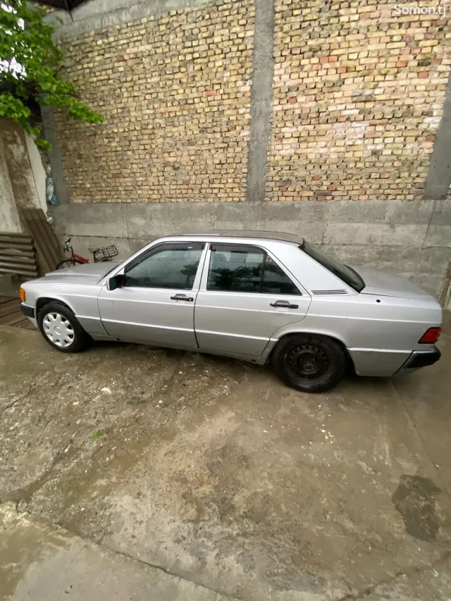 Mercedes-Benz W124 1989 · 2.0 MT