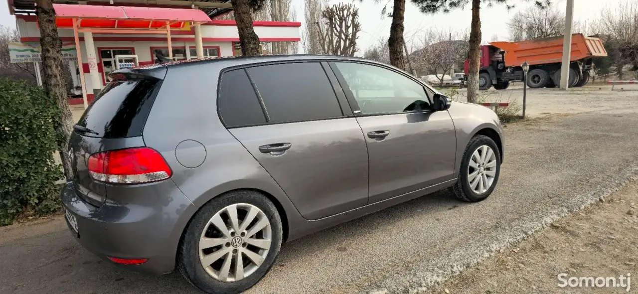 Volkswagen Golf 2011 · 1.2 MT