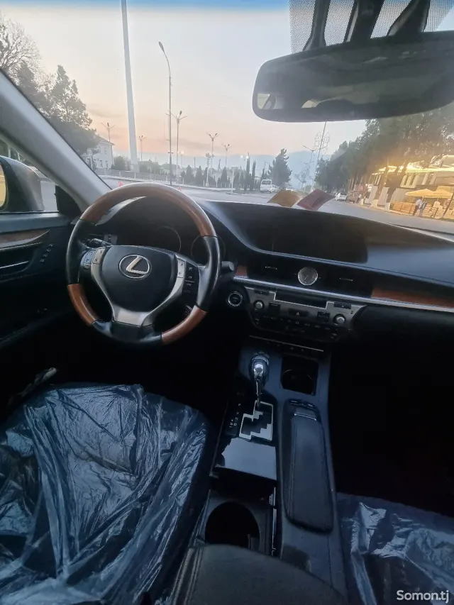 Lexus ES series 2014 · 2.5 AT