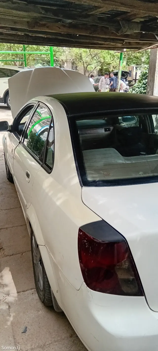 Chevrolet Lacetti 2004 · 1.6 MT