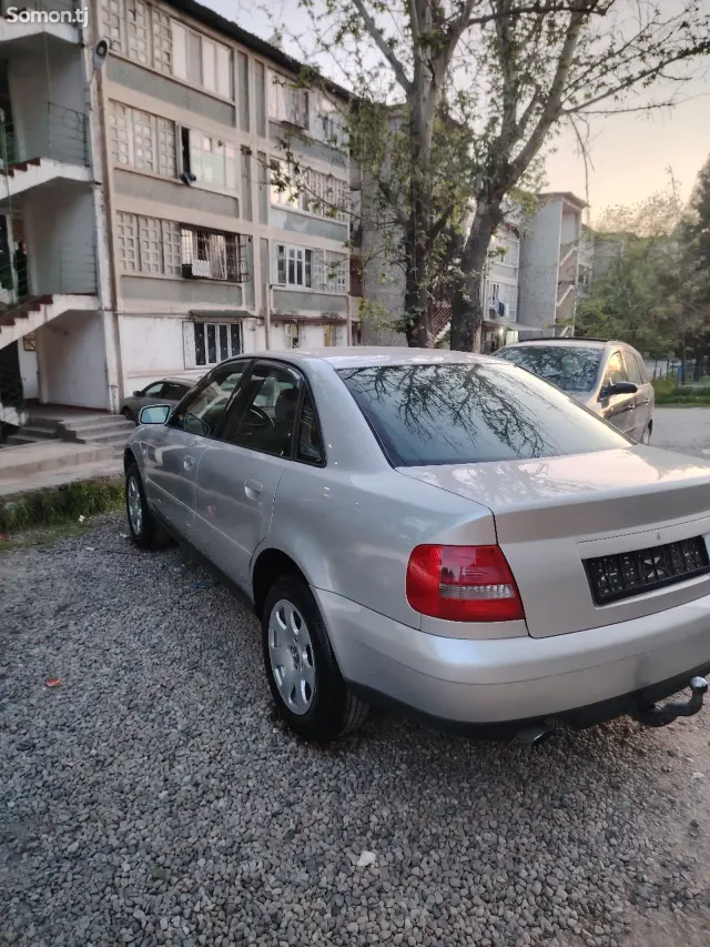 Audi A4 1999 · 1.6 MT