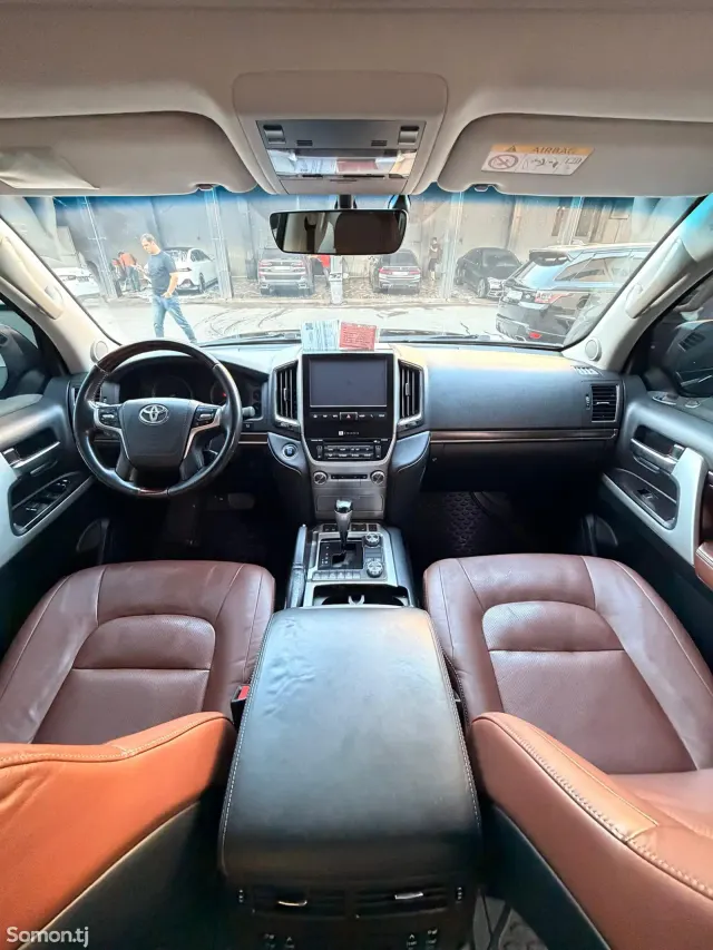 Toyota Land Cruiser 2017 · 4.6 AT