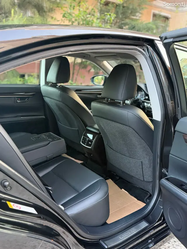 Lexus ES series 2017 · 2.5 AT