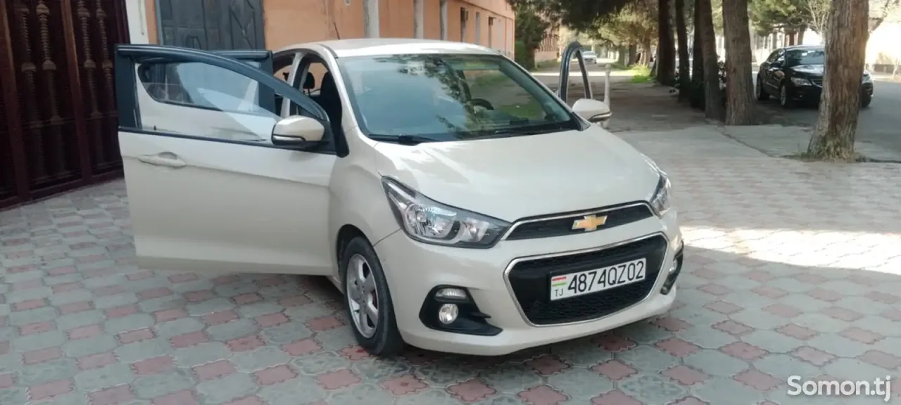 Chevrolet Spark 2015 · 1.0 AT
