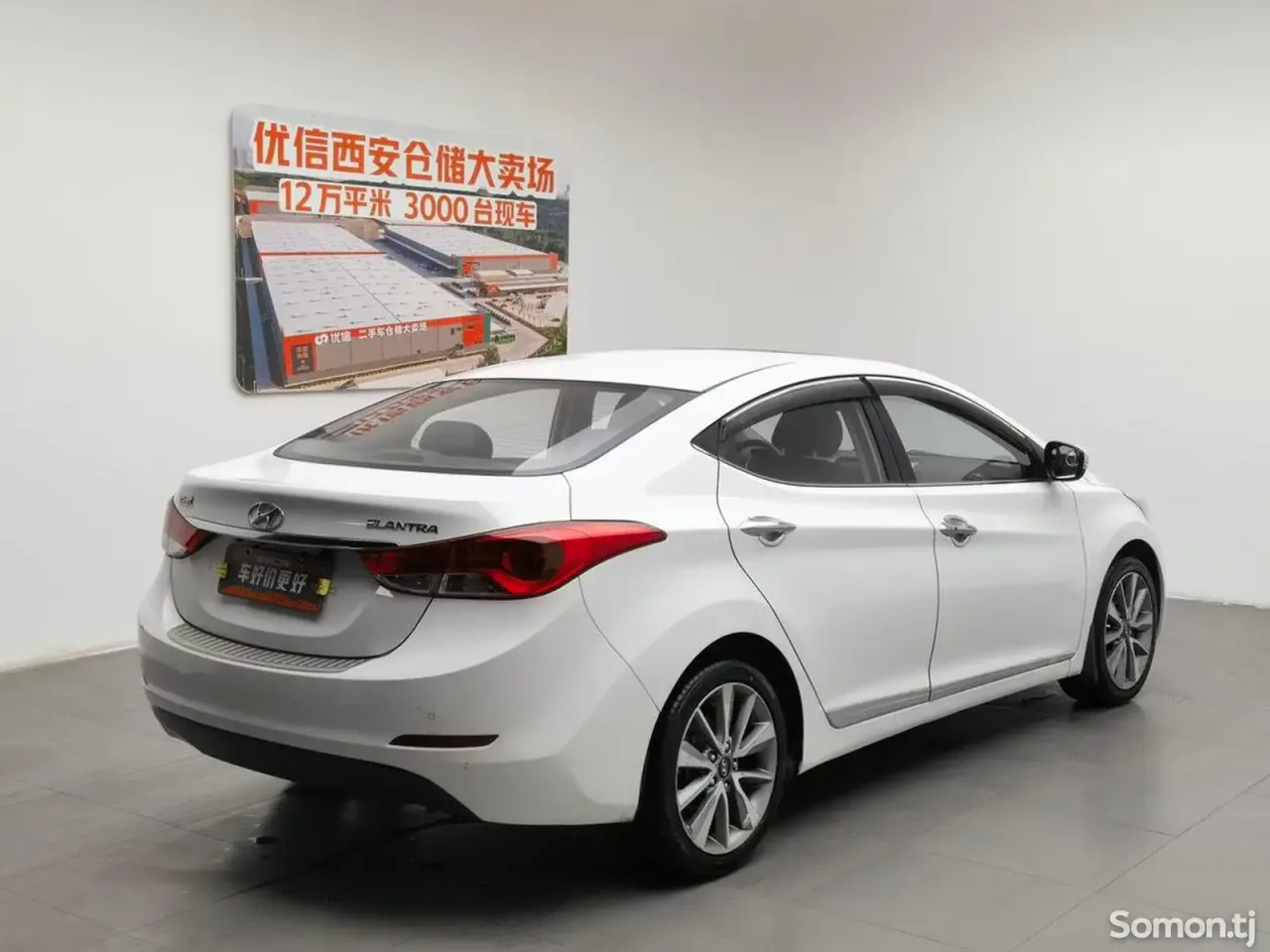 Hyundai Elantra 2015 · AT