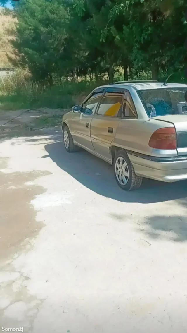Opel Astra F 1993 · 1.6 MT