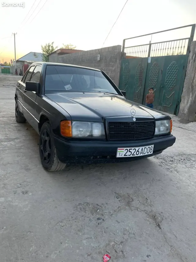 Mercedes-Benz W201 1990 · 1.8 MT