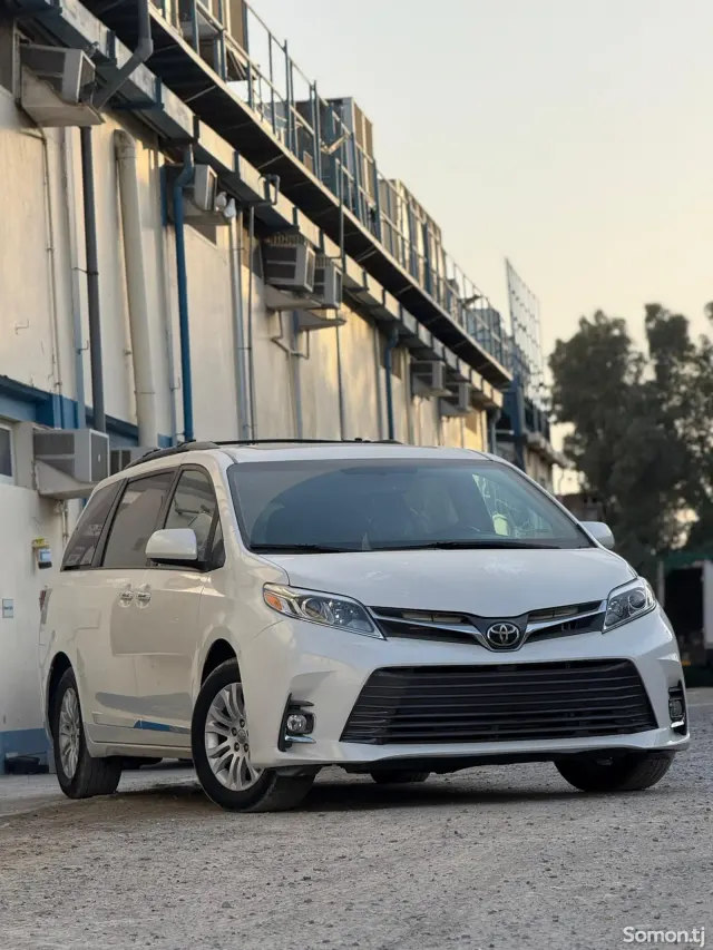 Toyota Sienna 2017 · 3.5 AT