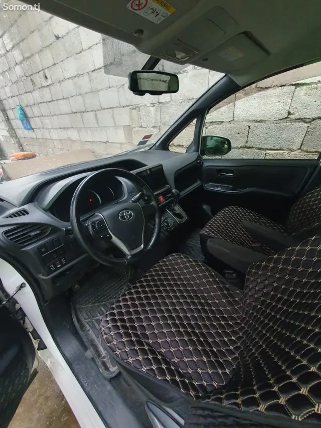 Toyota Voxy 2014 · 2.0 AT