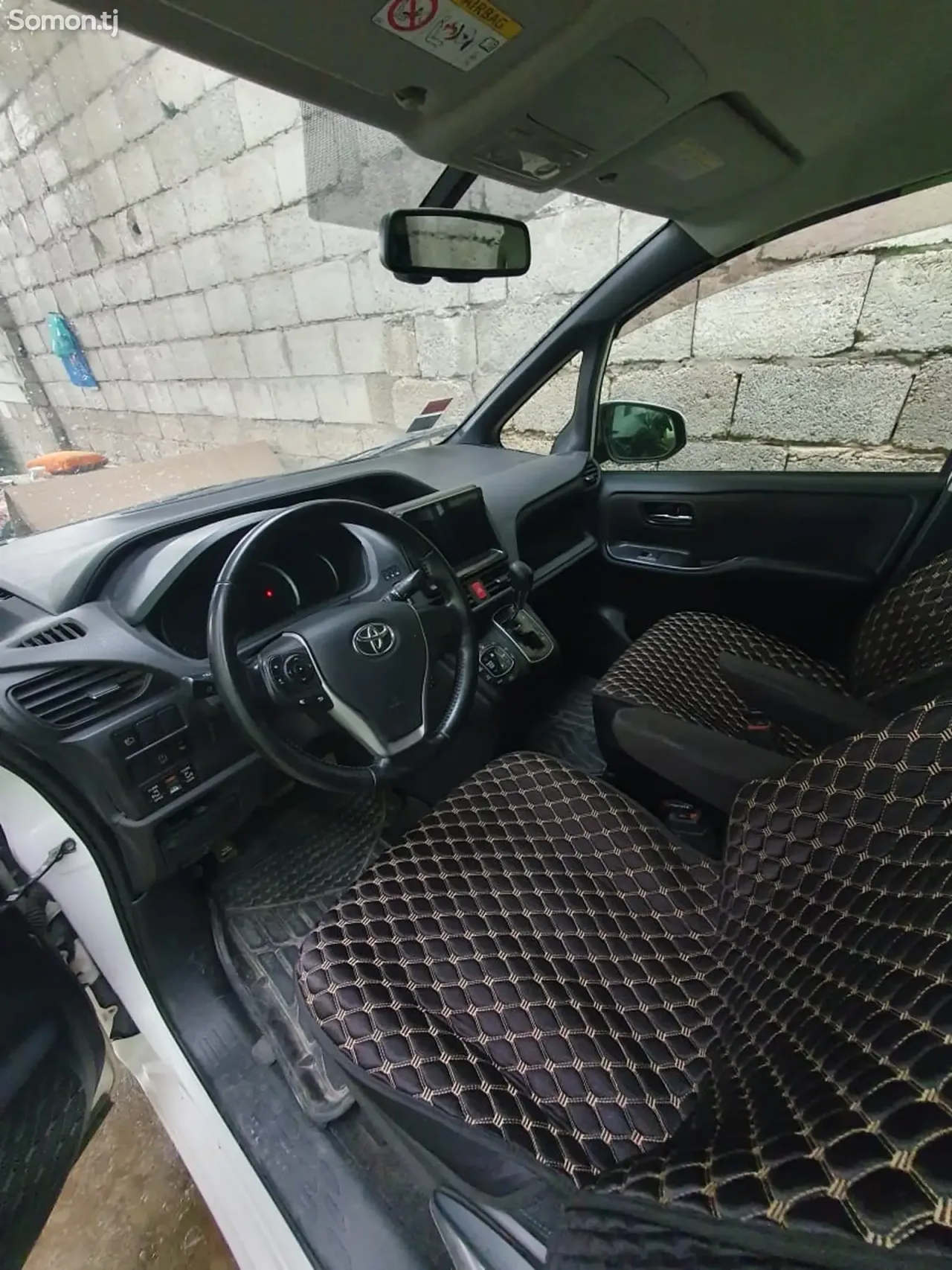 Toyota Voxy 2014 · 2.0 AT