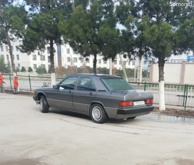 Mercedes-Benz W201 1989 · 2.0 MT