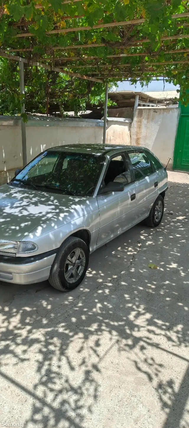 Opel Astra F 1993 · 1.6 MT
