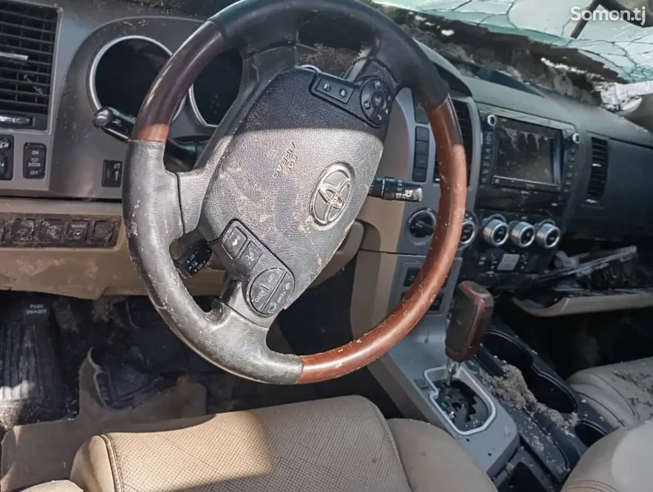 Toyota Sequoia 2013 · 5.7 AT