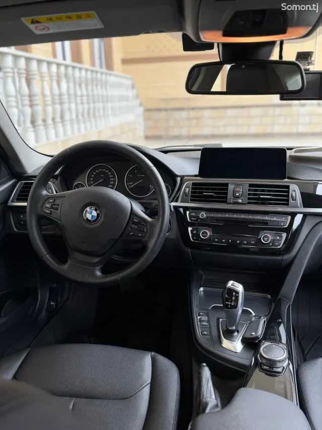 BMW 3 series 2015 · 2.0 AT