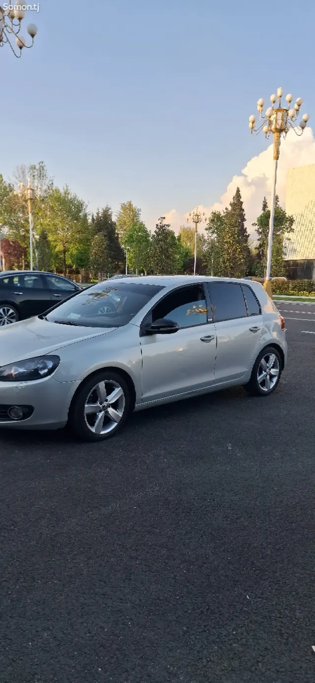 Volkswagen Golf 2012 · 1.6 MT