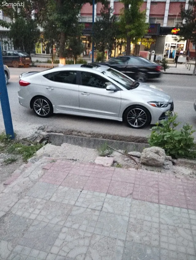 Hyundai Elantra 2017 · 1.6 AT