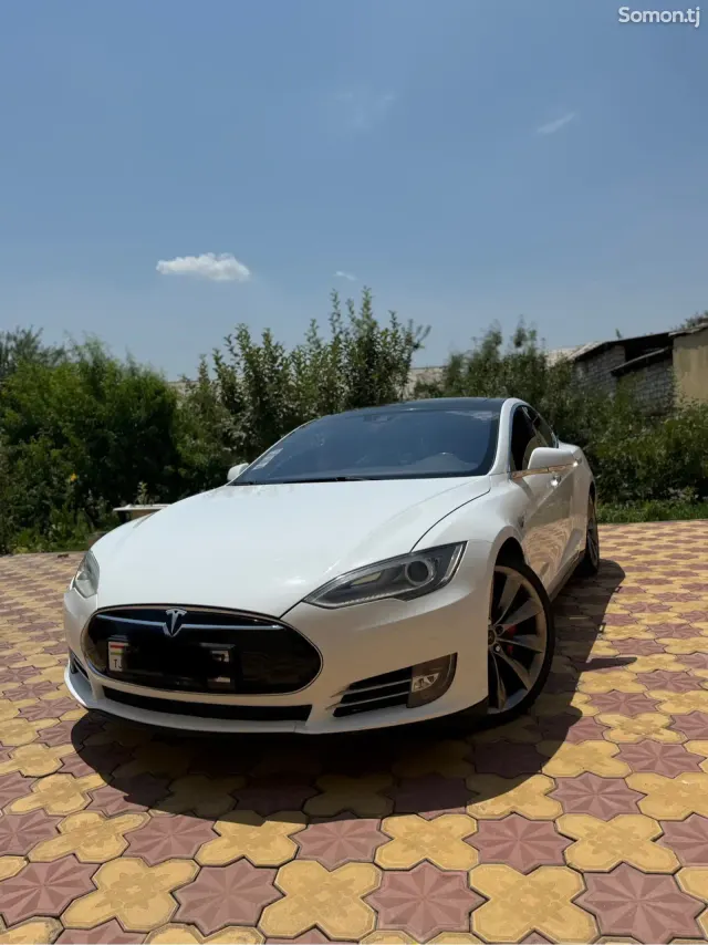 Tesla Model S 2015 · AT