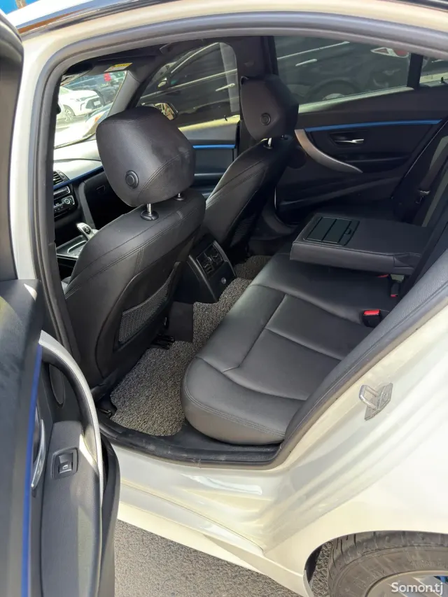 BMW 3 series 2017 · 2.0 AT