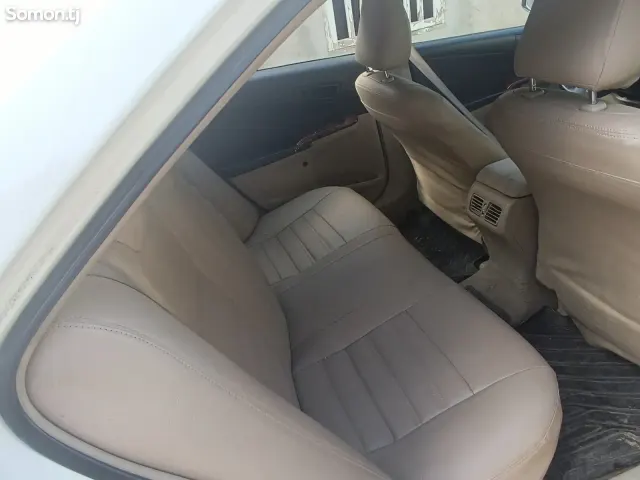 Toyota Camry 2012 · 2.4 AT