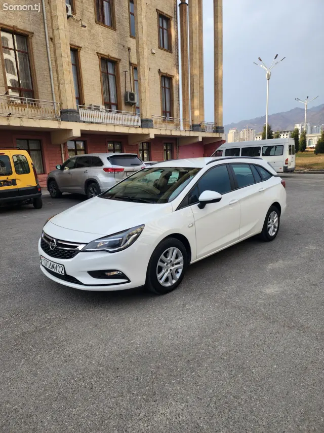 Opel Astra K 2019 · 1.6 MT