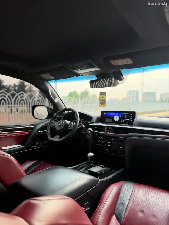 Lexus LX series 2017 · 5.7 AT