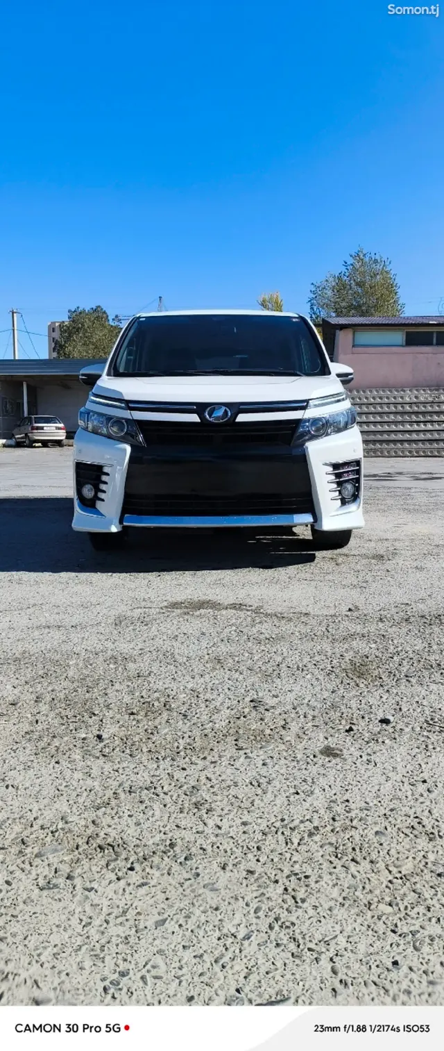 Toyota Voxy 2014 · 2.0 AT