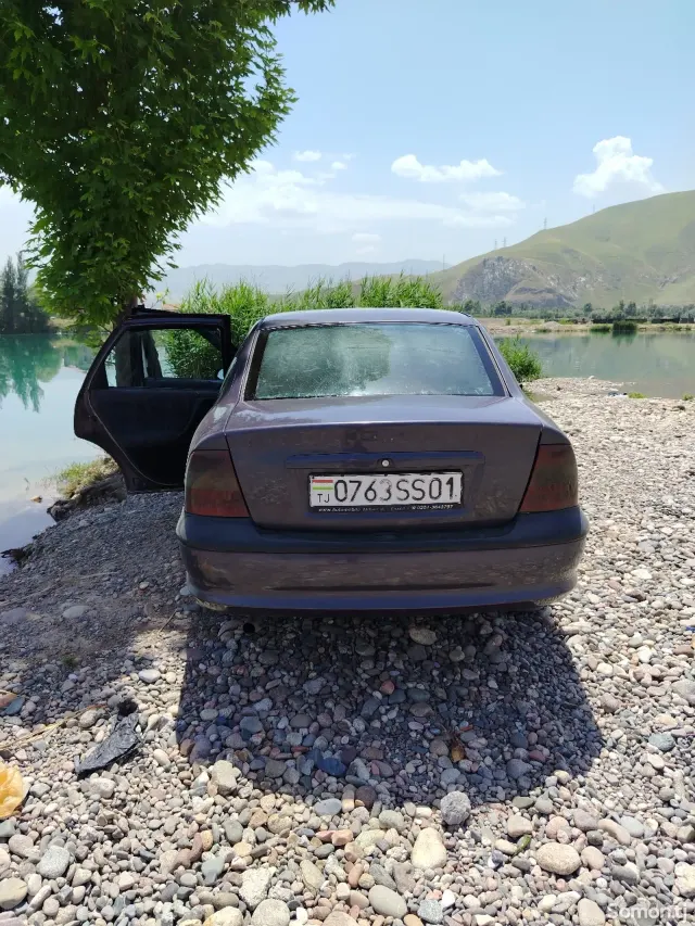 Opel Vectra B 1996 · 1.6 MT