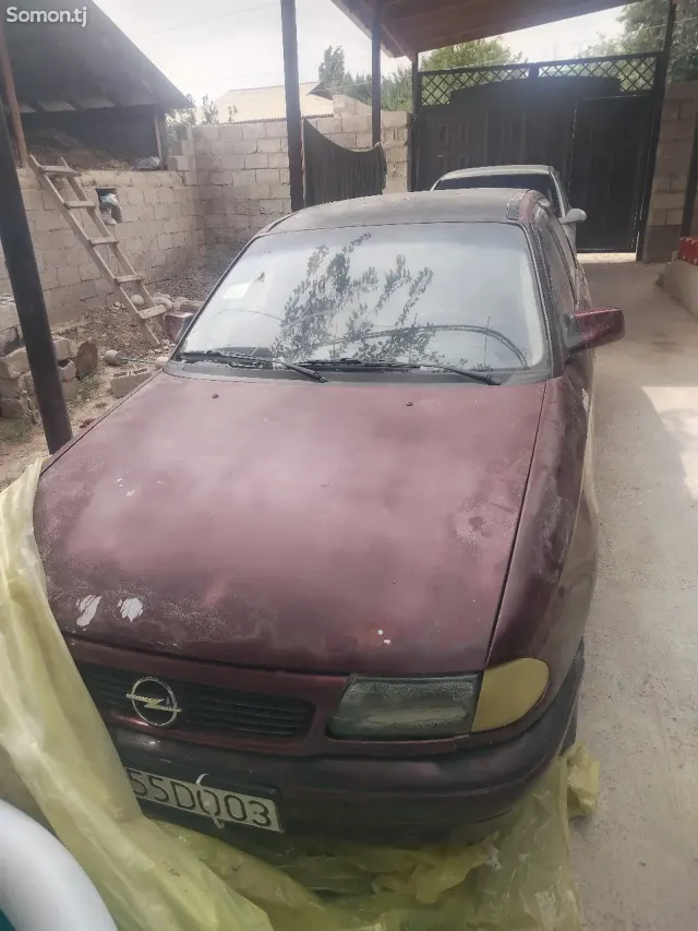 Opel Astra F 1993 · 1.6 MT