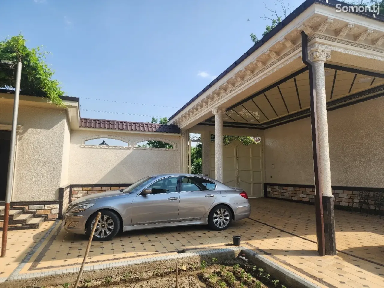 Hyundai Genesis 2011 · 3.3 AT