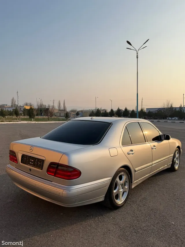 Mercedes-Benz E class 2000 · 3.2 AT