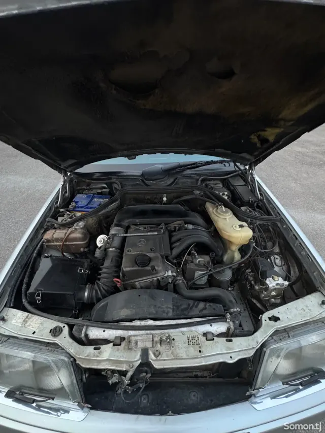 Mercedes-Benz W124 1995 · 2.5 AT