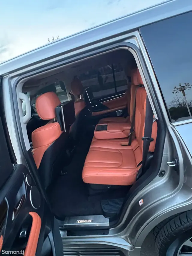 Lexus LX series 2017 · 5.7 AT
