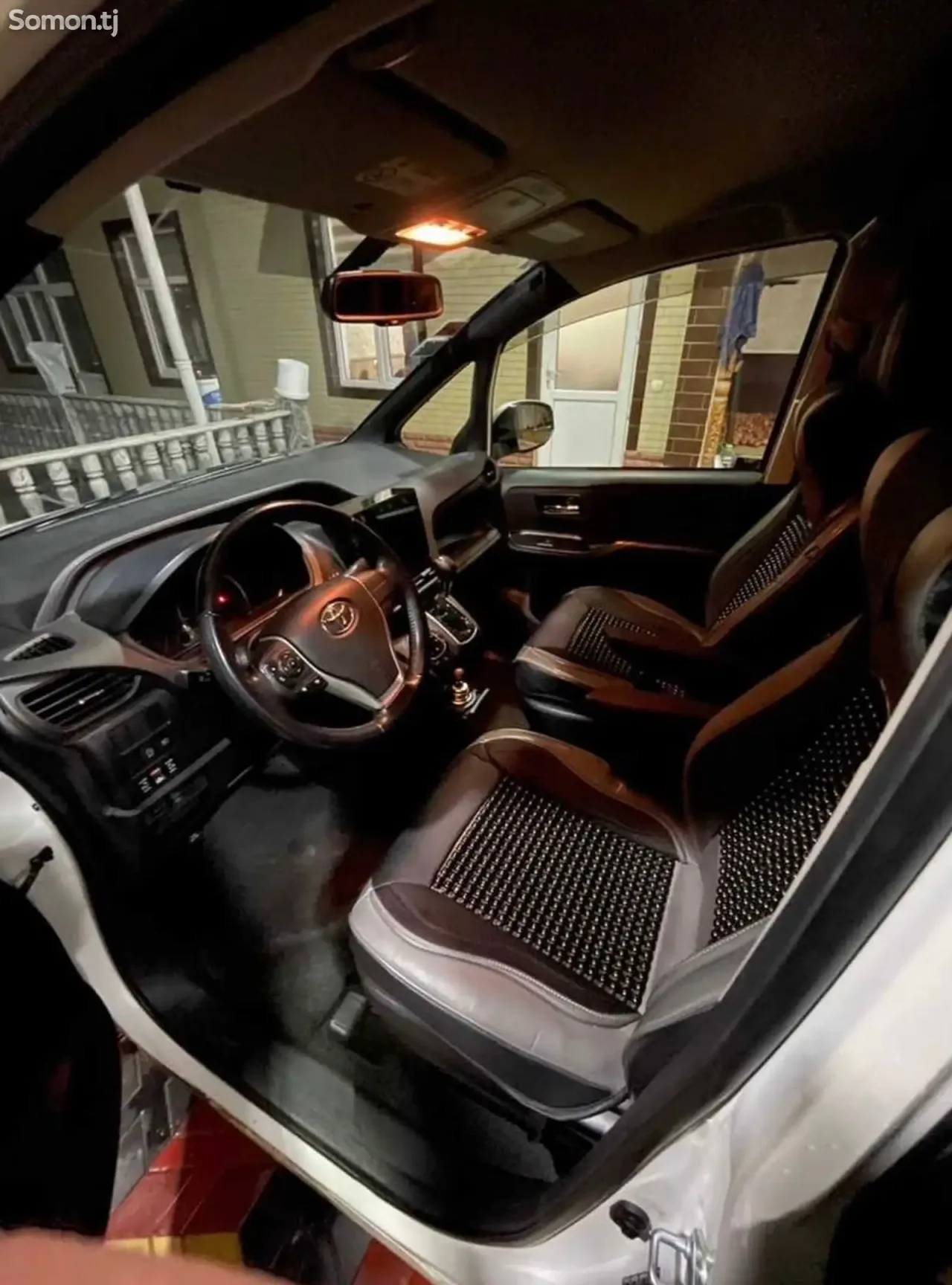 Toyota Voxy 2014 · 2.0 AT