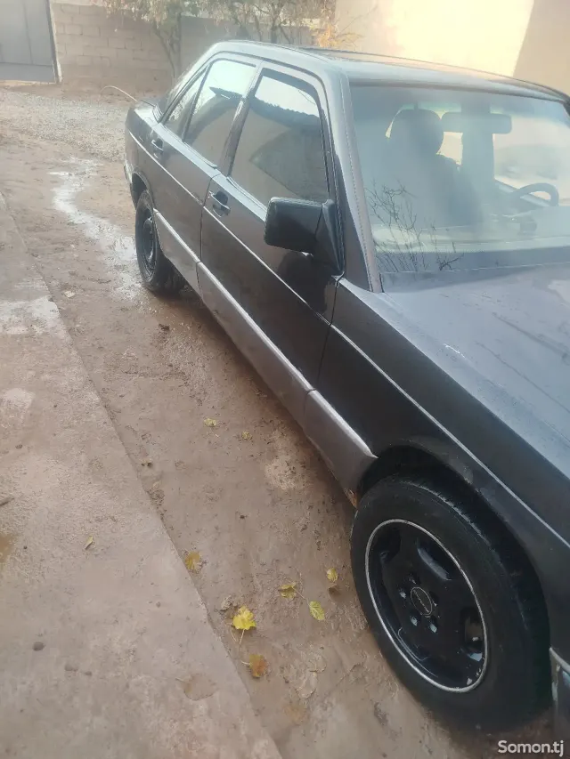 Mercedes-Benz W124 1989 · 1.8 MT