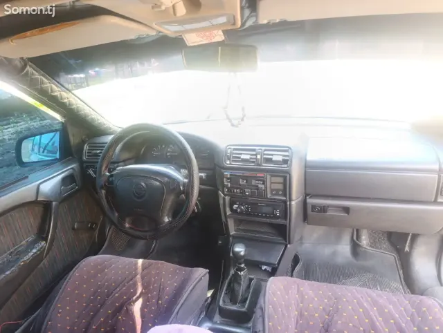 Opel Vectra C 1993 · 1.6 MT
