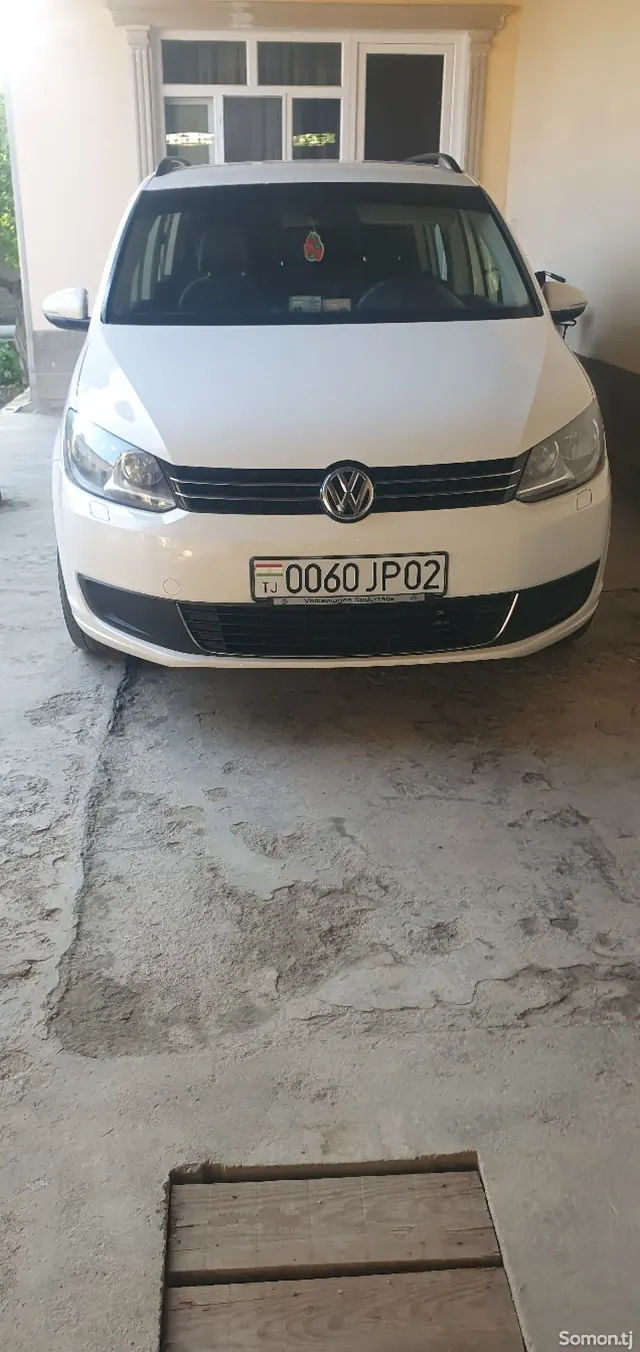 Volkswagen Touran 2011 · 1.4 MT