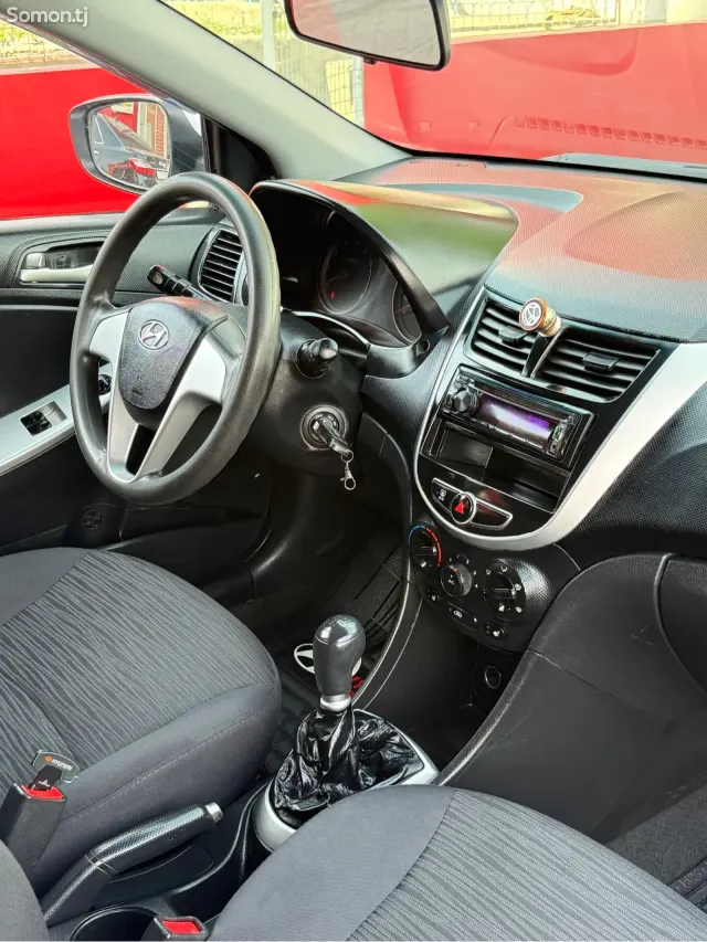 Hyundai Solaris 2015 · 1.6 MT