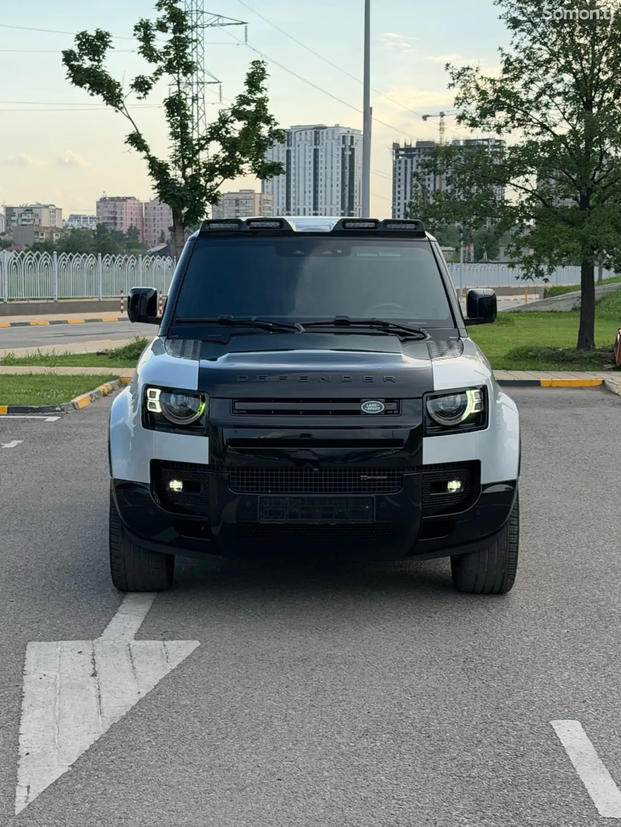 Land Rover Defender 2023 · 3.0 AT