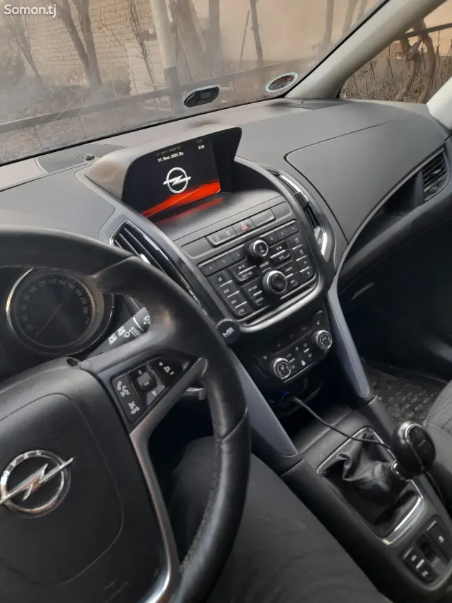 Opel Zafira 2015 · 2.0 MT