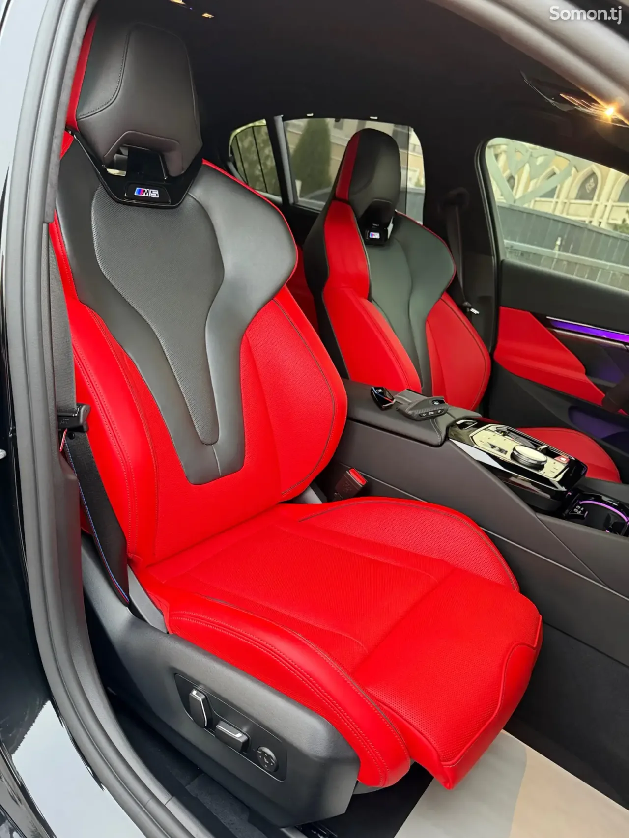 BMW M5 2025 · 4.4 AT