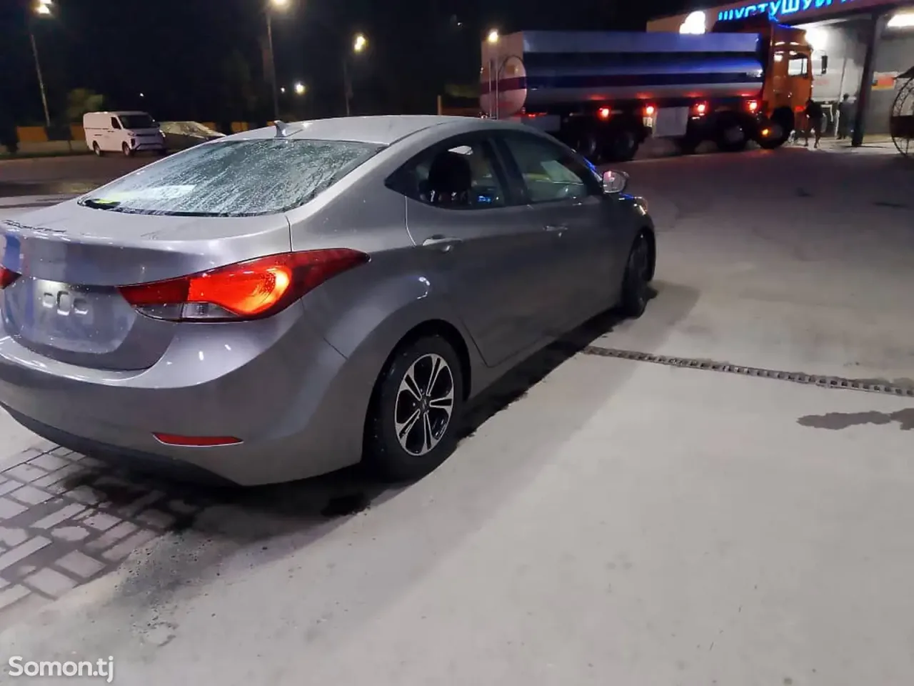 Hyundai Avante 2015 · 1.8 AT