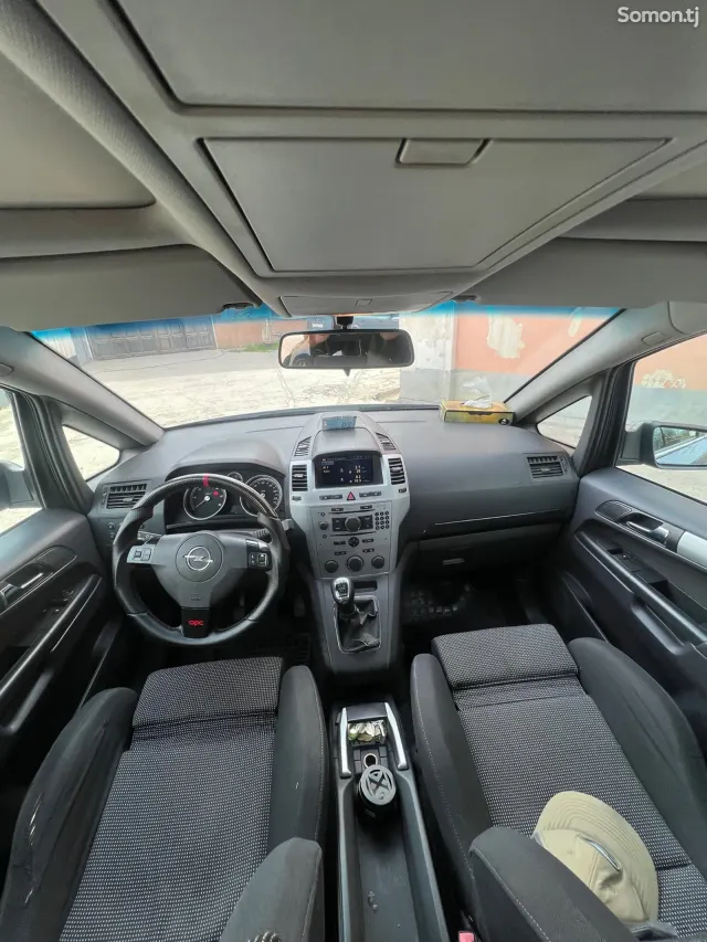 Opel Zafira 2010 · 1.9 MT