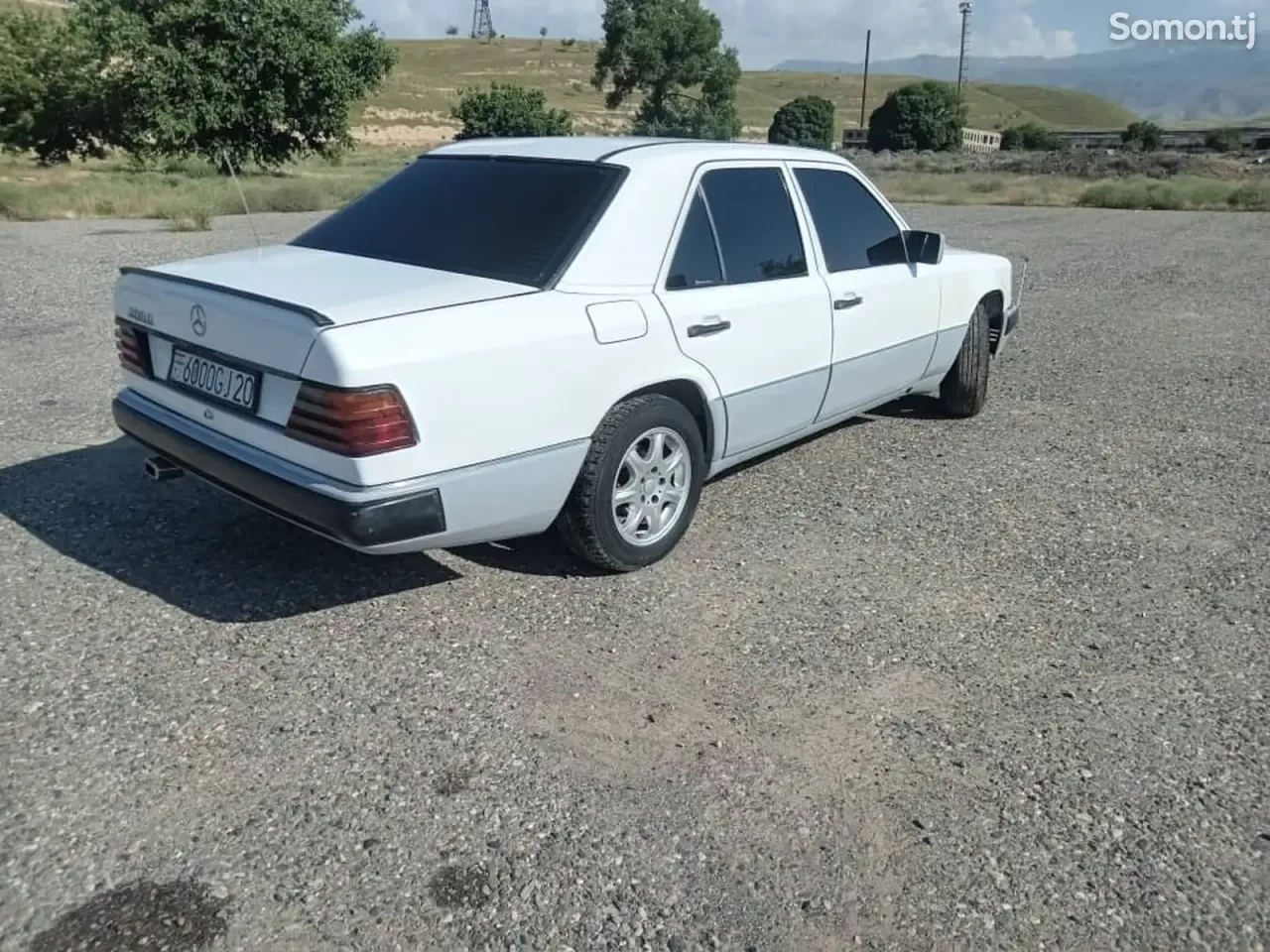 Mercedes-Benz W124 1990 · 2.0 MT