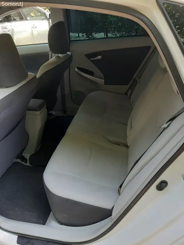 Toyota Prius 2011 · 1.8 AT