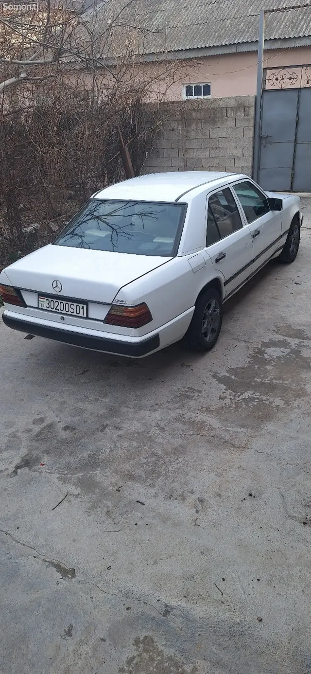 Mercedes-Benz W124 1989 · 2.5 MT